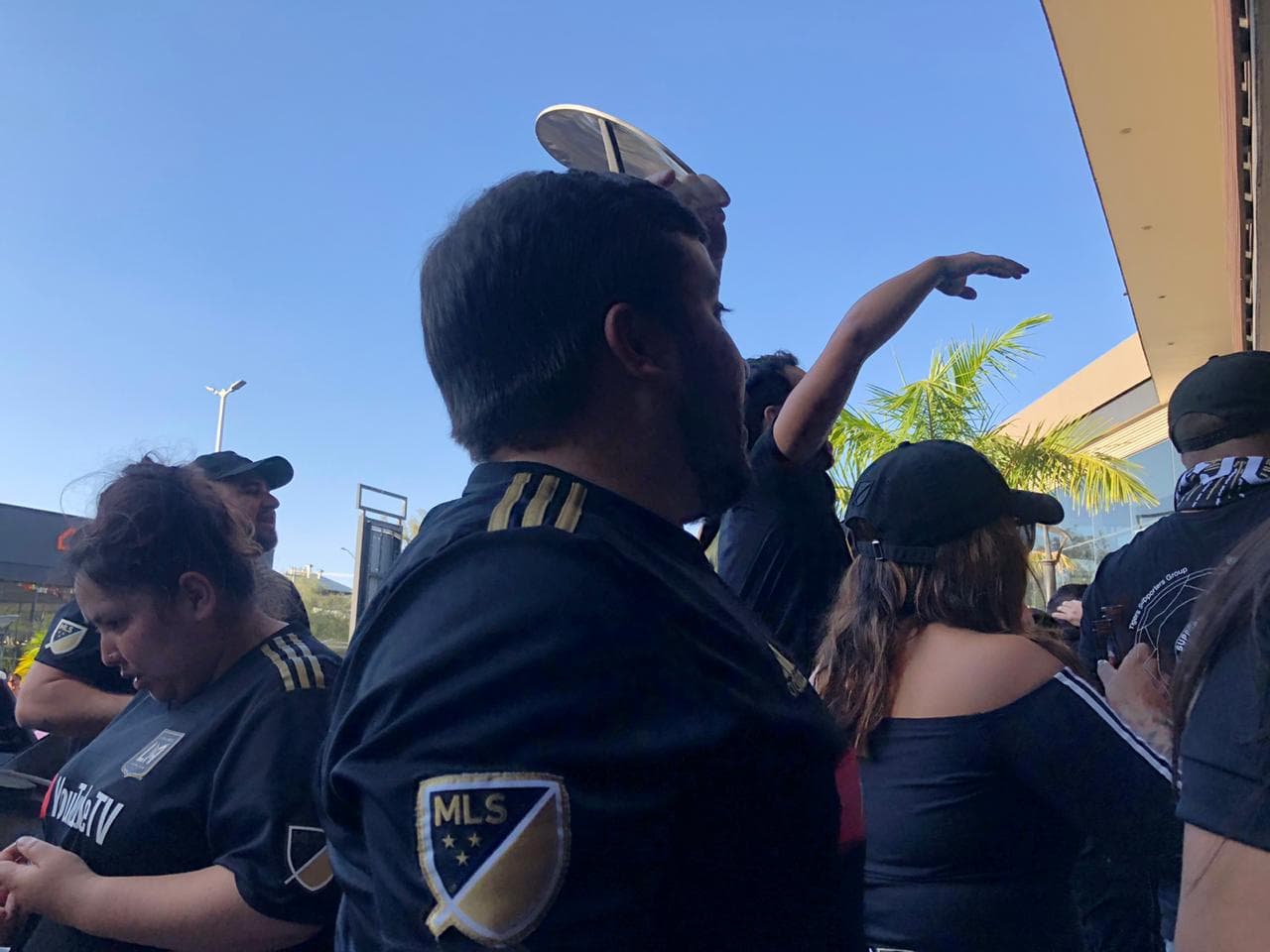 Muy prendida y animada la afición angelina, poniendo el color en León para alentar al LAFC.