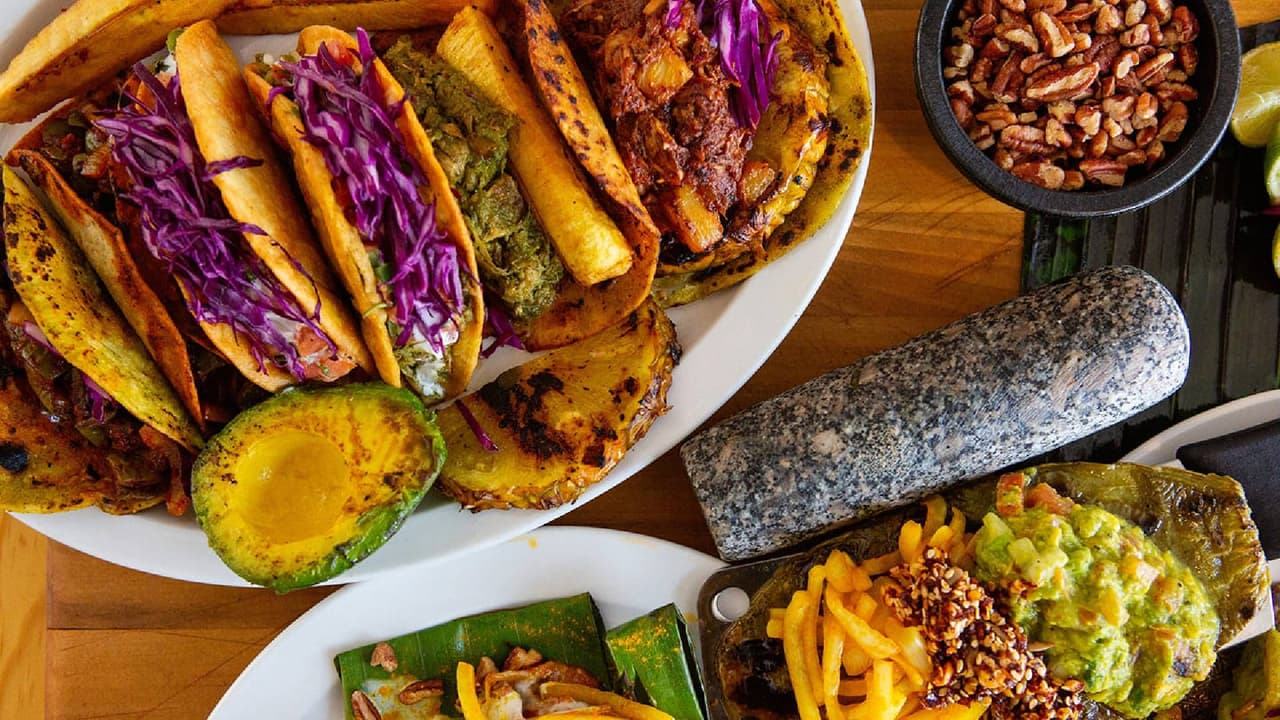 <b>Tumerico (Tucson)</b>
<br>
<b>Cocina mexicana vegana y vegetariana</b> de la chef Wendy García, originaria de México, se posiciona entre los 10 mejores del país en el
<b>puesto ocho</b>, presenta diariamente nuevos antojitos frescos y saludables que se "roban el espectáculo".