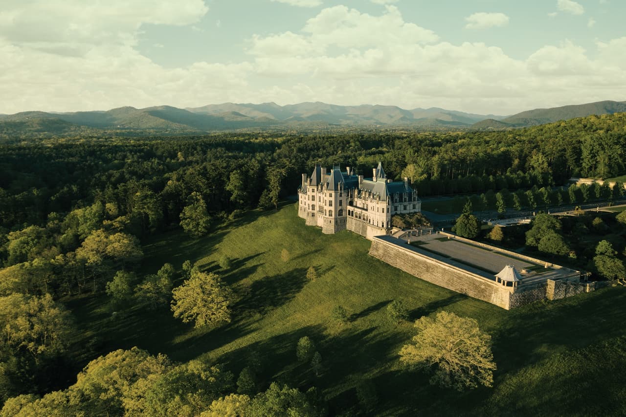 Ubicada en las pintorescas montañas Blue Ridge de Asheville, Carolina del Norte, Biltmore House es la casa privada más grande de los Estados Unidos y fue construida a partir de la visión de
<b><a href="https://www.biltmore.com/blog/10-fast-facts-about-biltmore/#:~:text=Biltmore%20House%20was%20designed%20by,43%20bathrooms%2C%20and%2065%20fireplaces.">George W. Vanderbilt</a></b>.