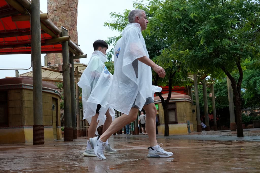 La situación no era muy distinta en
<b><a href="https://www.univision.com/local/orlando-wven/cierres-por-huracan-milton-universal-orlando-resort-parques-atracciones-afectadas" target="_blank">Universal Orlando Resort</a>. </b>Para algunos visitantes, una capa para protegerse de la lluvia fue suficiente para disfrutar al máximo el parque antes de que cerrara operaciones por el paso del huracán Milton.