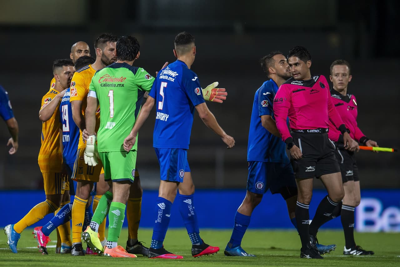 Los Tigres dejan ir el triunfo y la Máquina les empata el encuentro, lo lleva a los penales y se cuelan a la final de la Copa GNP.
