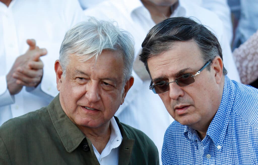 En el llamado “acto de unidad en defensa de la dignidad de México y en favor de la amistad con Estados Unidos”, también estuvo el canciller Marcelo Ebrard, quien recibió una fuerte ovación tras encabezar la delegación mexicana que logró el acuerdo en Washington con el gobierno estadounidense.