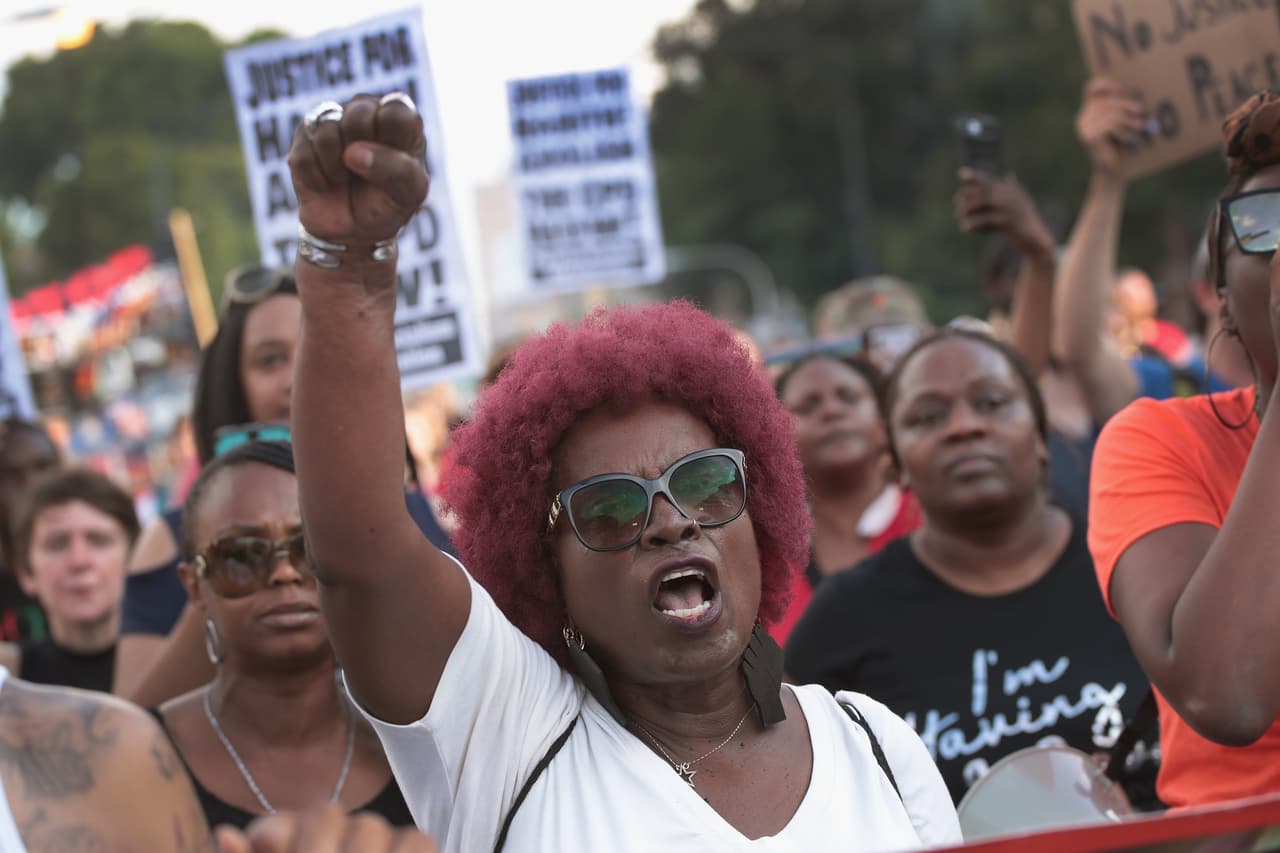 El video muestra el momento en el que Augustus es interceptado por varios policías que quieren revisarle la cintura, donde asoma lo que parece ser una pistola y un cargador.