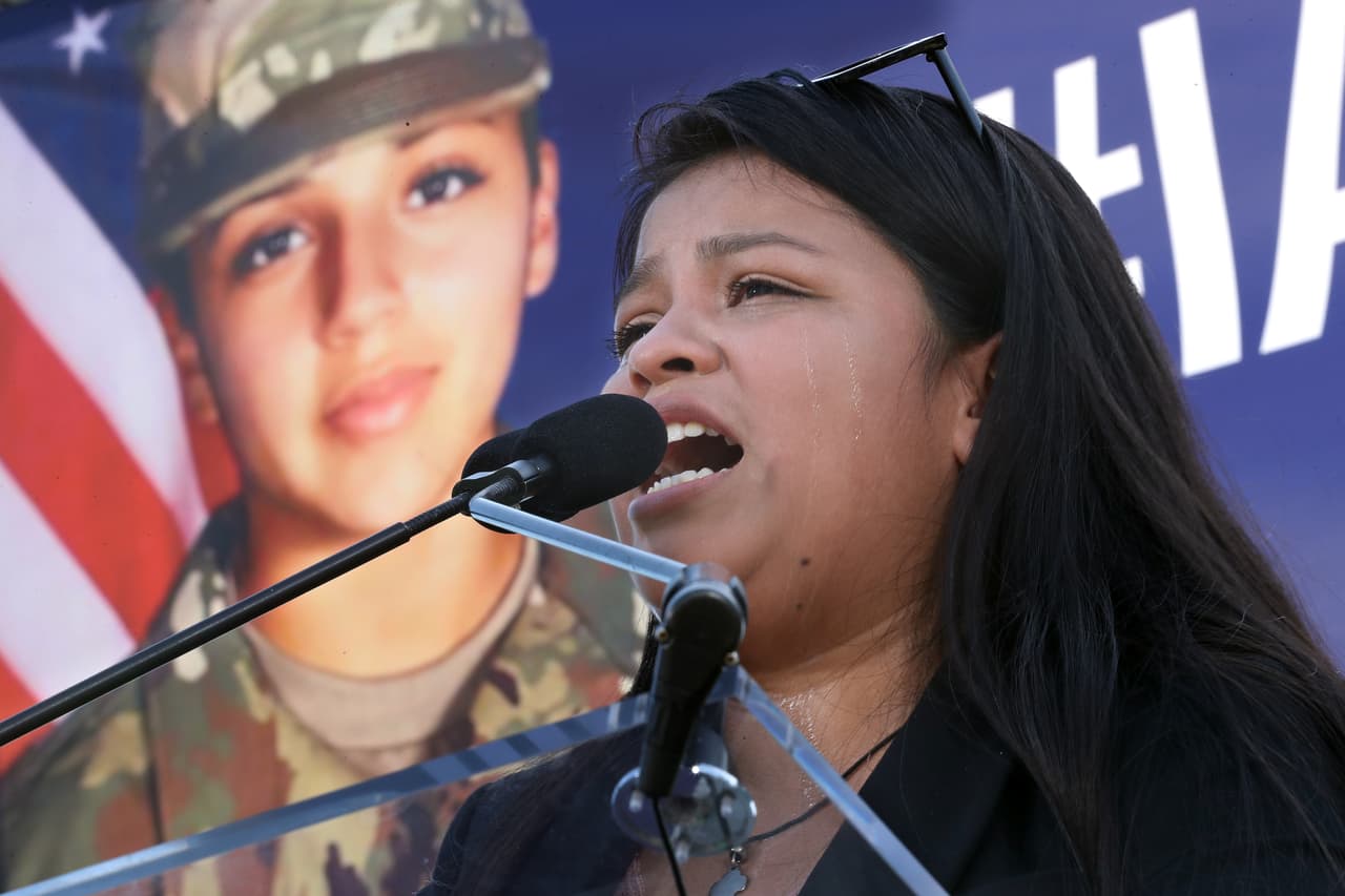 Lupe Guillén, hermana de la soldado, clamaba justicia en medio del llanto durante una conferencia de prensa tras la marcha.