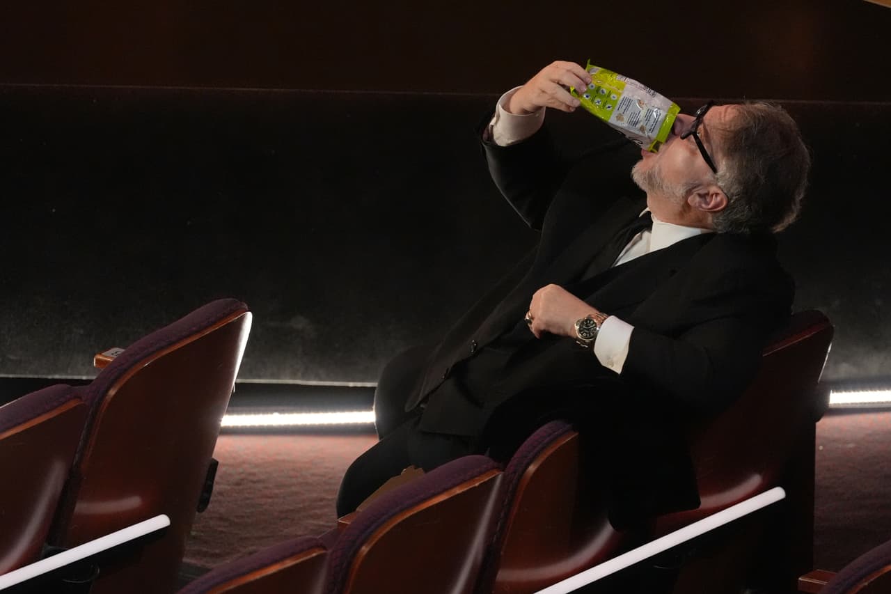 Guillermo del Toro come palomitas de maíz entre el público antes de la ceremonia de los Oscar.