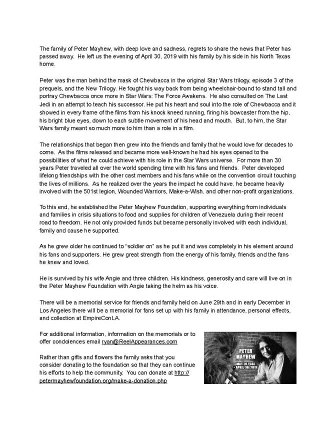 En el texto revelan que la salud del actor no era buena cuando filmaron 'Star Wars: The Force Awakens' en 2015, pues "luchó para dejar la silla de ruedas y poder ponerse de pie para interpretar a Chewbacca una vez más".