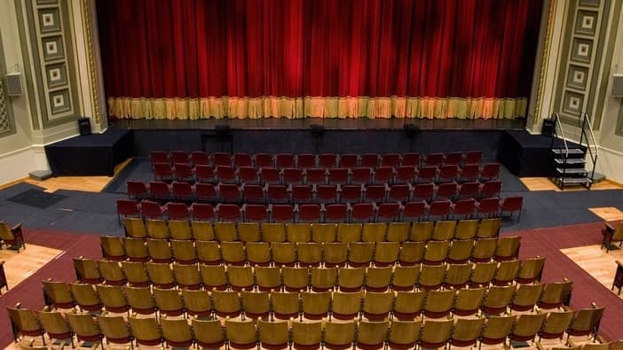 En 1996, Kingsbury Hall fue sometido a una extensa renovación a un costo de14 millones de dólares en la que poco quedó sin modernizar. Vestíbulos, baños y los vestidores, y hasta la construcción de un área de plaza frente al edificio y la creación de un escenario más grande, fueron partes de las mejoras.
<br>Esta es la primera vez que acogerá un debate electoral.