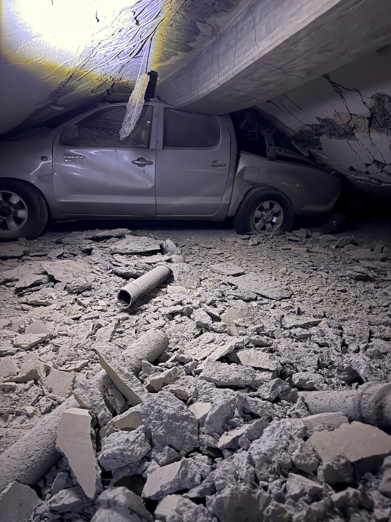 Un automóvil bajo los escombros de un edificio tras los terremotos en Caraballeda, estado de La Guaira, Venezuela, 24 de junio de 2026.
