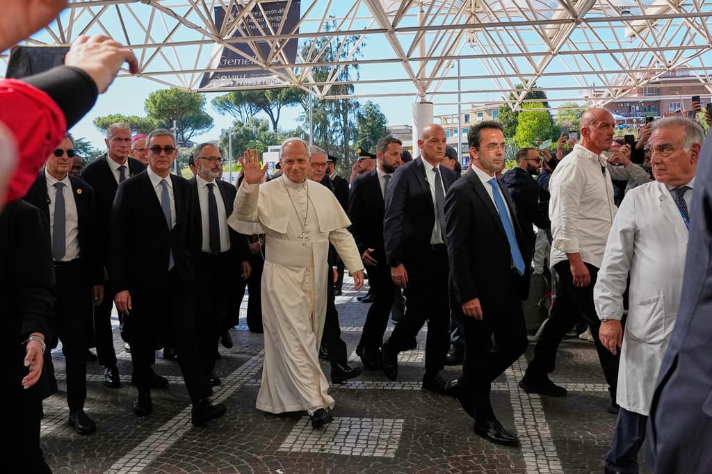 El papa León XIV llega al hospital Gemelli de Roma para someterse a una cirugía pulmonar