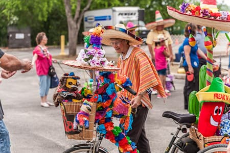 <h2 class="cms-H2-H2">Fiesta Pooch Parade</h2>
<br>
<ul>
<li class="li1">Cuándo: 3 de mayo</li>
</ul>
<ul>
<li class="li1">Hora: 7:30 a 12:00 horas</li>
</ul>
<ul>
<li class="li1">Dónde: Alamo Heights Swimming Pool</li>
</ul>
<ul>
<li class="li1">Qué es: Una caminata relajada de familias con sus perros disfrazados.</li>
</ul>
<ul>
<li class="li1">Costo: 30 dólares</li>
</ul>