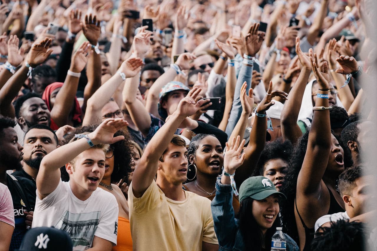 Una multitud de 40,000 personas con entradas agotadas se presentó para ver las actuaciones que incluían a Cole, Nelly, Big Sean, Teyana Taylor, SZA y la estrella local Rapsody.