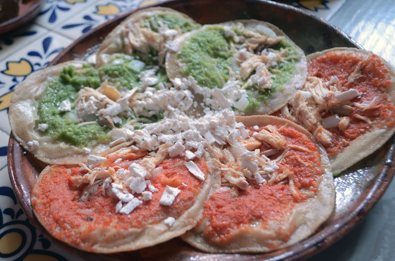 Las chalupas: algunos dicen que la receta fue inventada por los frailes, quienes mezclaron restos de pollo con maíz y agregaron salsa para que su consistencia no fuera muy seca. Otros dicen que su nombre fue adoptado en 1930 y que es vasco, proveniente de la palabra txalupa. Por lo general se sirven con salsa verde, roja y queso espolvoreado.