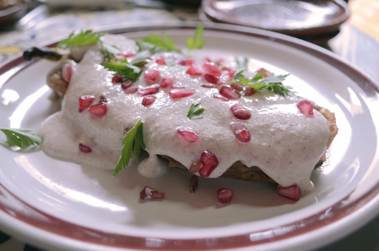 Chiles en nogada: este es un plato de temporada que representa a los colores de la bandera mexicana. A pesar de que parte de un chile no es un plato picante, pues su sabor se centra en las frutas que lleva en su interior (como la manzana) y la salsa de nueces que lo cubre.