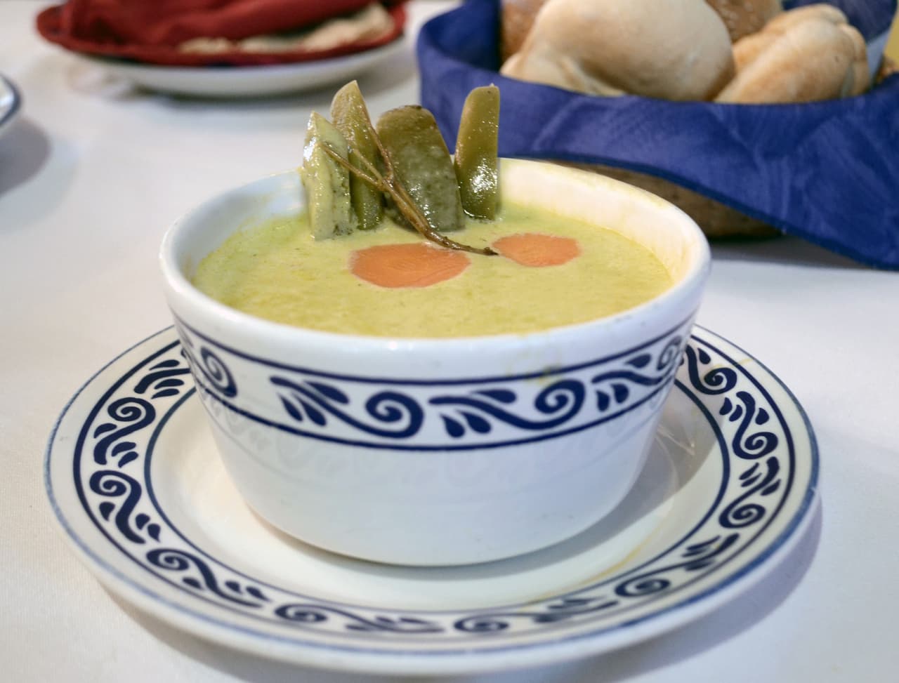 Crema de rajas poblanas: el chile poblano es un elemento recurrente y versátil en la comida de esta ciudad. Tradicionalmente se cortan varios en julianas y se preparan con crema, adquiriendo un aspecto parecido al de los espaguetis. También se usan en sopa, mezclando las mismas rajas con otros ingredientes como el brócoli y la cebolla. Su sabor es delicioso y el picante apenas se nota.