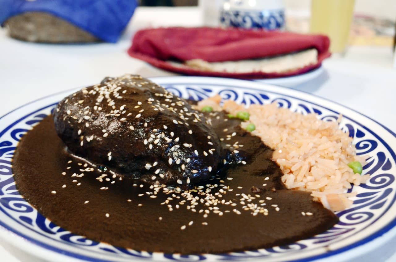 Mole poblano: entre los tipos de moles de la comida mexicana el poblano es uno de los más famosos. La receta se adjudica a Sor María del Perpetuo Socorro, hermana del Convento de Santa Clara, quien ofreció este plato al virrey de la Nueva España. Para hacerlo agradable la monja agregó almendras, clavos de olor, canela, ajonjolí y cacao para reducir el picante. El éxito fue absoluto.