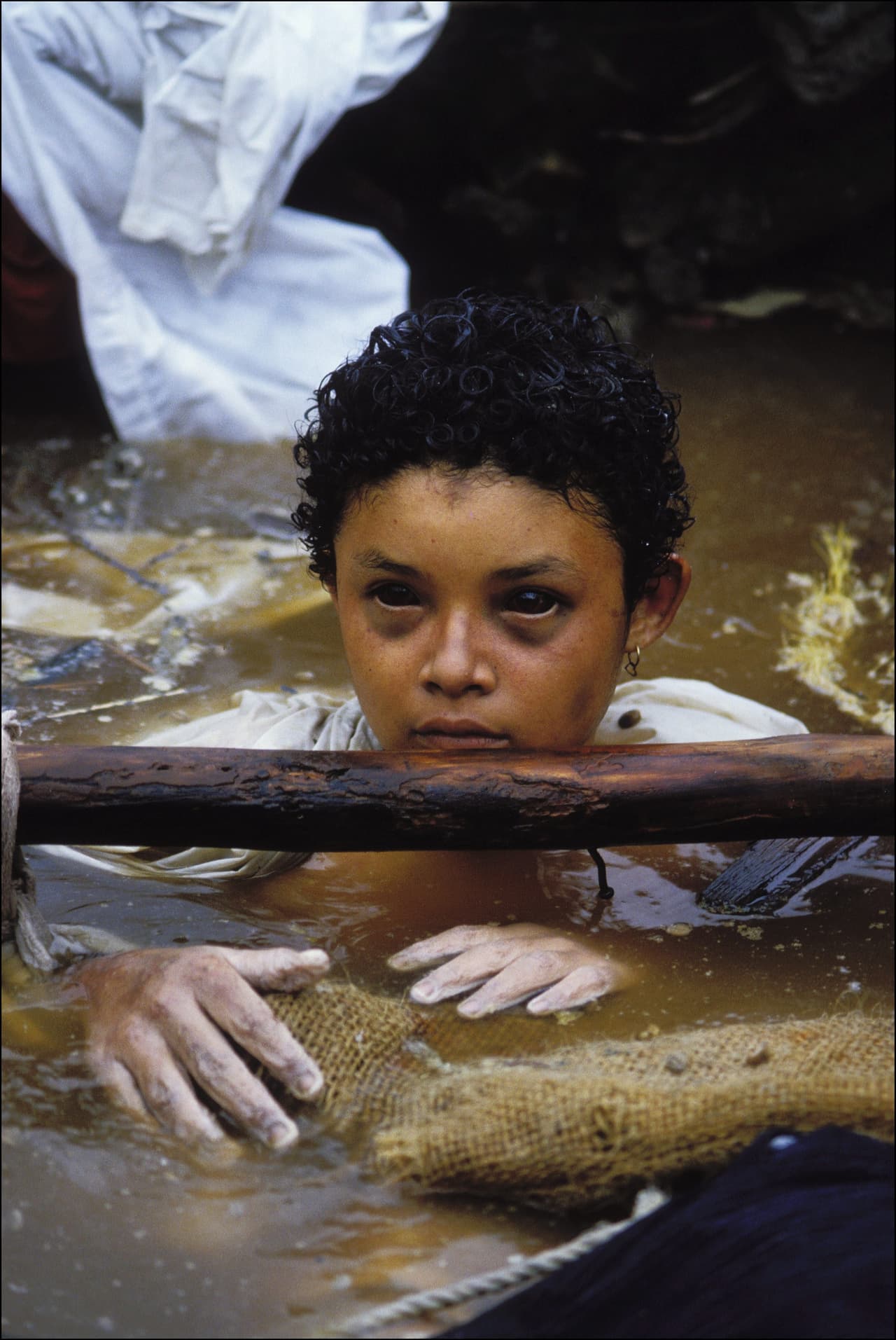 <b>La agonía de una niña en Armero, Colombia, 1985.</b> Igual que todos los habitantes de su pueblo, Omayra Sánchez, de 13 años de edad, fue sorprendida por la avalancha de lodo que provocó la erupción del volcán Nevado de Ruiz.
<a href="https://www.univision.com/shows/aqui-y-ahora/sobrevivir-a-la-furia-del-volcan-asi-luce-armero-un-pueblo-arrasado-por-la-erupcion-del-nevado-del-ruiz-hace-32-anos-fotos">Un gigantesco deslizamiento de tierra provocado por la erupción ya había matado a más de 20,000</a> personas cuando los rescatistas encontraron a la niña, atrapada por las piernas y con el agua hasta el cuello. El mundo pudo ver la transmisión por televisión las imágenes de la lucha por sacarla del agua, que duró dos días y tres noches. Finalmente la inundación la sobrepasó.