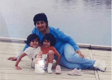 La madre de Carmen y Lupita siempre ha estado a su lado, viéndolas crecer y dándoles todo el apoyo necesario para que realicen una vida normal.