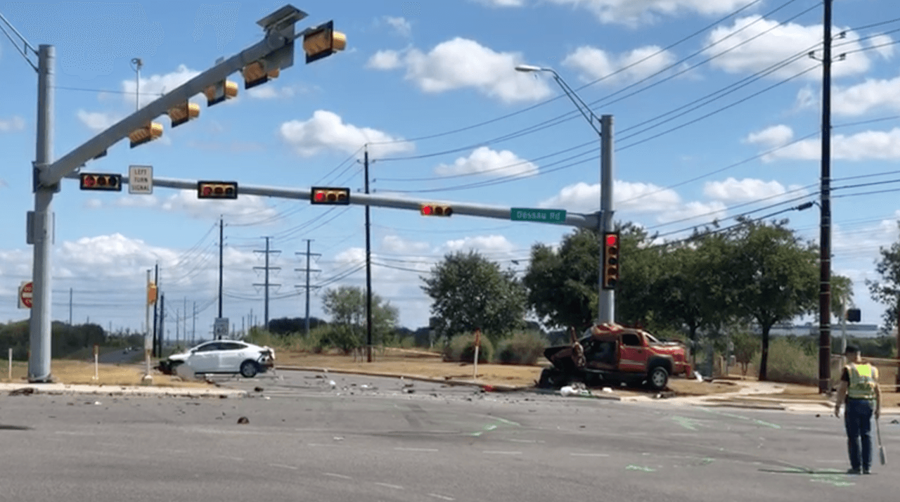 Las dos personas heridas fueron llevadas al Centro Médico Dell Seton. El Departamento de Transporte de Texas dijo que la intersección de Parmer Lane y Dessau Road se ha cerrado debido al accidente.