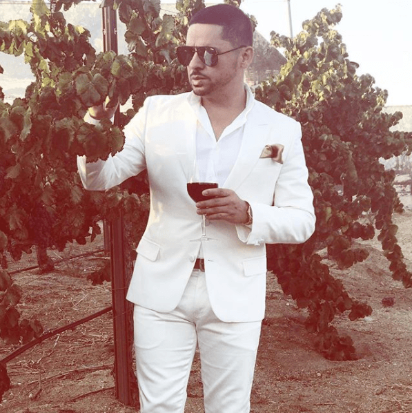 Además, el mexicano reconoció que ha tenido
<b>problemas de alcoholismo </b>y ahora, que ya lo superó, busca ser un ejemplo para la comunidad y su familia.
<br>