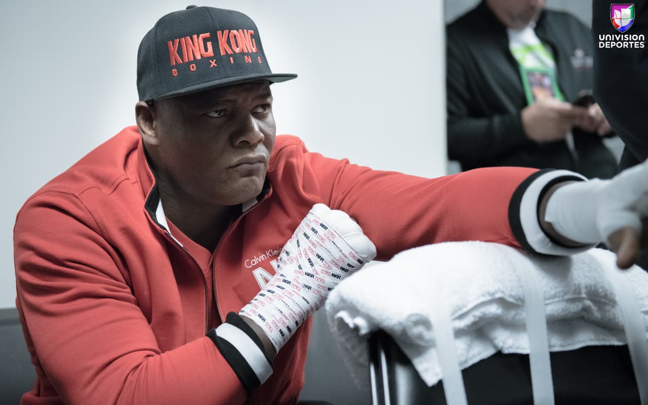 La pelea estelar en el Barclays Center de Brooklyn, una de las más esperadas en la categoría de los pesos completos, sobrepasó las expectativas de los aficionados. Luis Ortiz (28-1, 24 KOs) le complció la noche a Deontay Wilder (40-0, 39 KOs), pero el campeón sacó a relucir en el décimo round el poder que tiene en los nudillos para mandar al cubano a la lona en dos ocasiones y sellar la victoria.