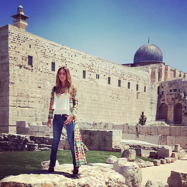 Geraldine Bazán aprovechó para retratarse en la ciudad vieja de Jerusalén.