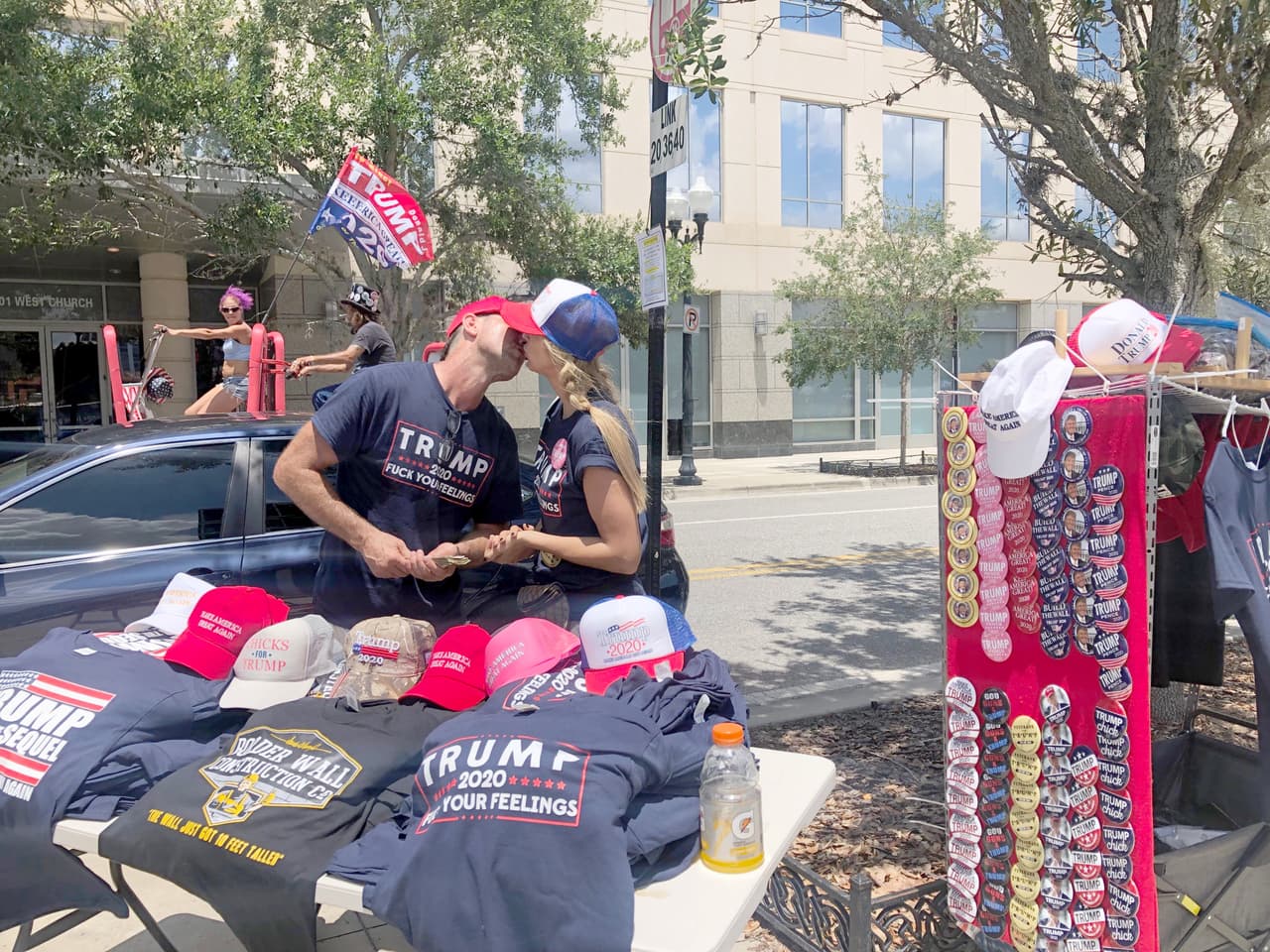 Esta pareja vendía objetos de promoción de la campaña y unas camisetas alusivas al prometido muro con México que algunos seguidores de Trump quieren que se constuya en la frontera sur para evitar el paso de inmigrantes sin documentos.