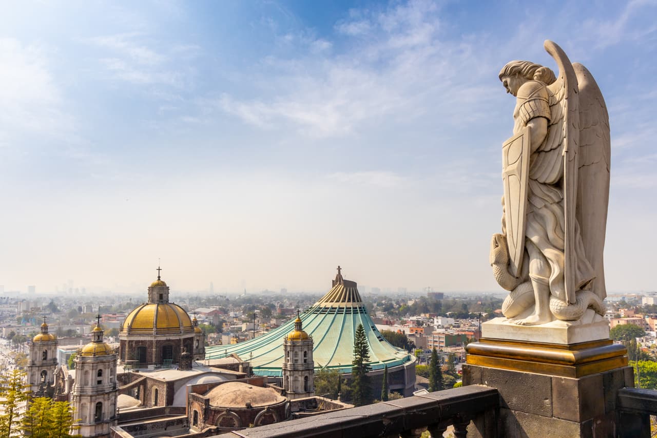 <b>Puesto 3: México</b>. Este país cargado de tradiciones, playas idílicas y pueblos majestuosos ha sido un destino para jubilados estadounidenses desde hace más de medio siglo.
<a href="https://www.dw.com/es/cada-vez-m%C3%A1s-estadounidenses-se-mudan-a-m%C3%A9xico/a-52614792"><u>Más de un millón de estadounidenses</u></a> y unos 500,000 canadienses viven en este país. Una pareja puede gastar menos de 2,000 dólares al mes, dependiendo de su estilo de vida. Esto es posible al bajo costo de la vivienda, la comida (en mercados o restaurantes), transporte y la atención médica. Dependiendo de donde viva encontrará opciones de entretenimiento muy asequibles, e incluso gratuitas.