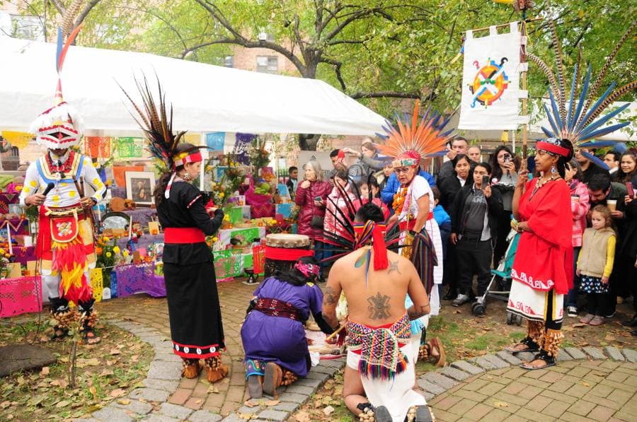 <b>Disfruta de música y danza oaxaqueña con Mano a Mano</b>
<br>
<br>
<b>Qué:</b> Este festival del Día de Muertos tendrá altares, presentaciones musicales y grupos de baile folclóricos mexicanos, así como talleres prácticos artesanales y científicos, y un mercado de artesanías.
<br>
<b>Cuando:</b> 2 de Noviembre, 2019. 11 am - 4 pm
<br>
<b>Donde: </b>American Museum of Natural History