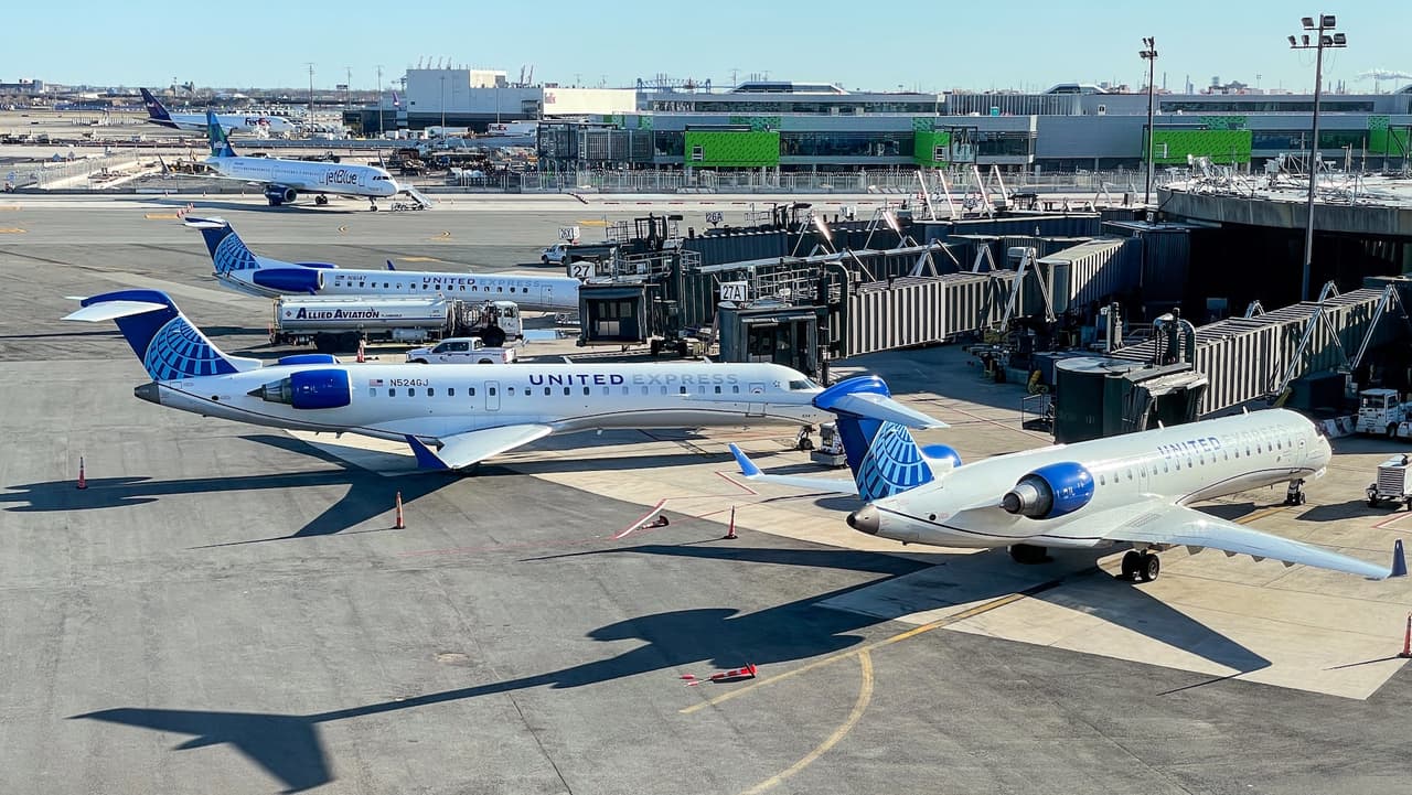 FAA suspende vuelos en Newark por falla en equipos; enfrenta retrasos de más de dos horas
