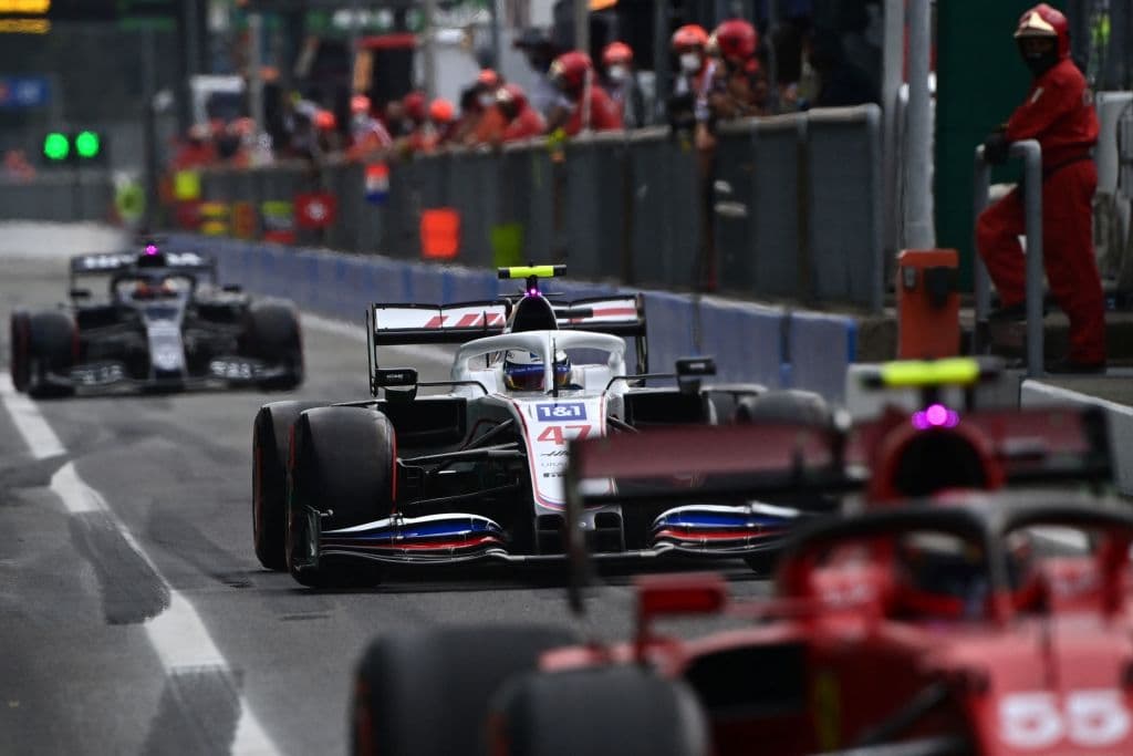 El mexicano Sergio Pérez saldrá desde la novena posición al Sprint del Gran Premio de Italia. El fiinlandés Valtteri Bottas de Mercedes saldrá primero este sábado en la clasificación al esprint al ser el más rápido en la tercera ronda (Q3) de clasificación con un tiempo de un minuto, 19 segundos y 555 milésimas.
