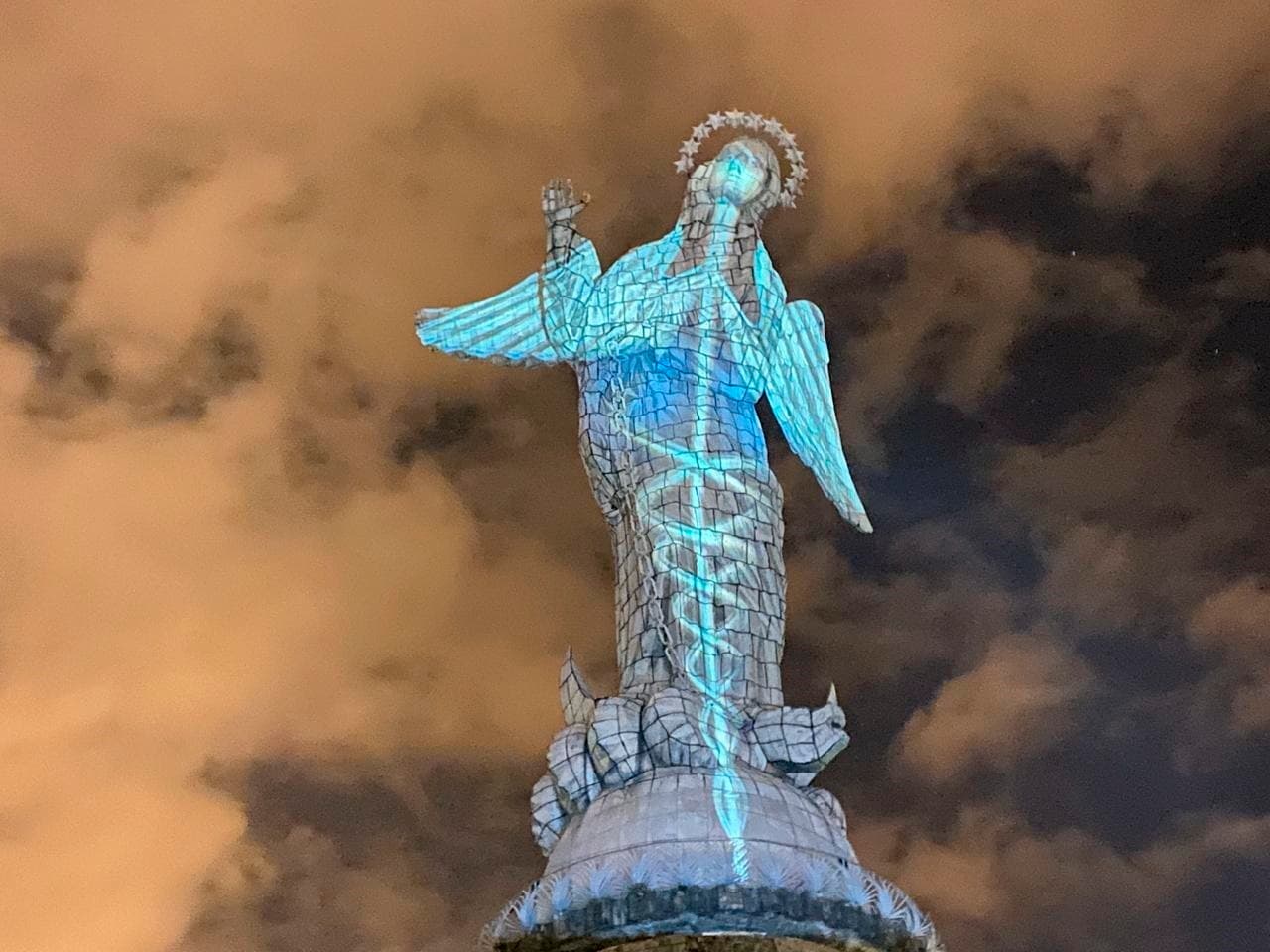 <b>La icónica Virgen de Legarda</b>, uno de los monumentos más grandes de América Latina, en Quito, Ecuador, fue iluminado para rendir homenaje a los trabajadores de la salud. 24 de marzo.