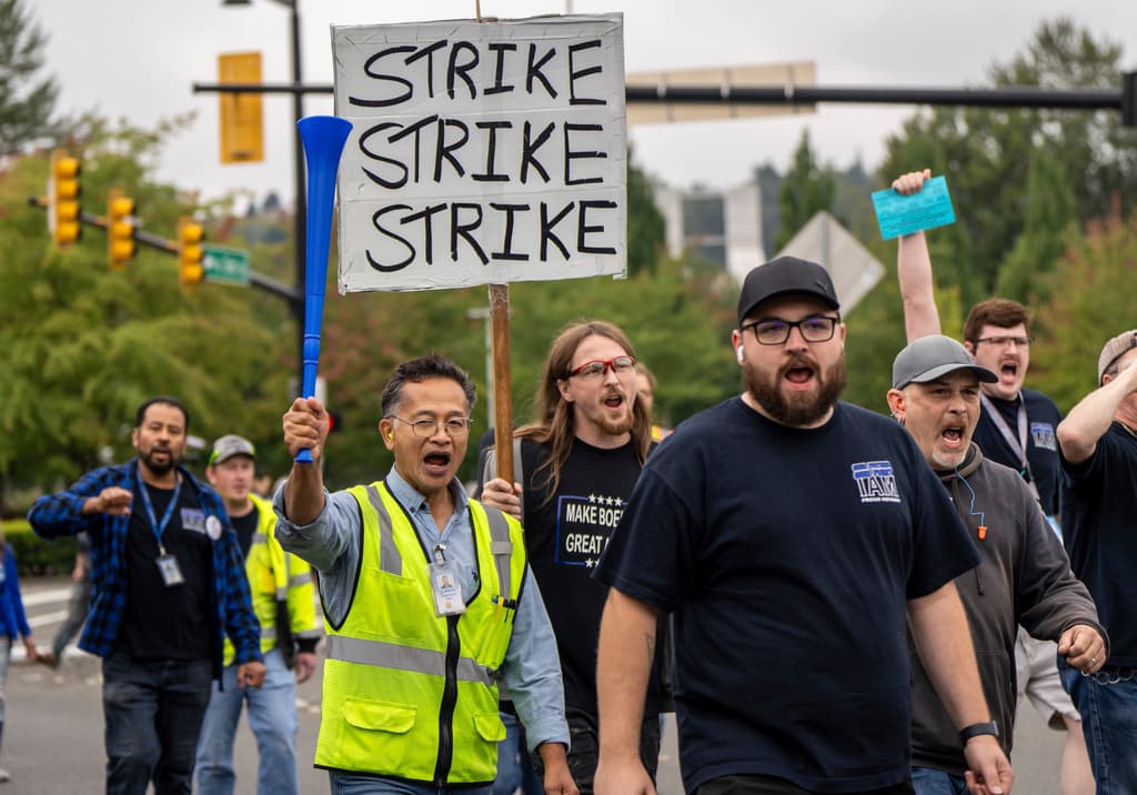 Miembros de la Asociación Internacional de Maquinistas marchan hacia una sala del sindicato para votar una oferta de contrato realizada por el fabricante de aviones Boeing, el 12 de septiembre de 2024, en Renton, Washington. (AP Foto/Stephen Brashear)