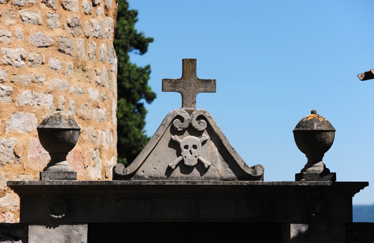 <b>Rennes-le-Château (Francia)</b>
<br>Este pequeño pueblo en el sur de Francia es escenario de un sinfín de teorías de la conspiración, entre ellas la que asegura que el Santo Grial está escondido aquí. Es un destino favorito de turistas interesados por lo paranormal y lo esotérico. El libro súper ventas
<i>El código da Vinci </i>lo hizo más famoso todavía, ya que el argumento gira en torno a la leyenda de un antiguo párroco de esta localidad.