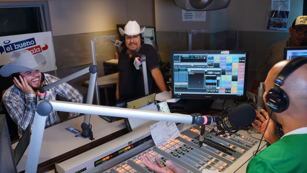 Carla Medrano enamoró a Gerardo Ortiz durante la entrevista del artista con 'El Bueno, La Mala y El Feo'.