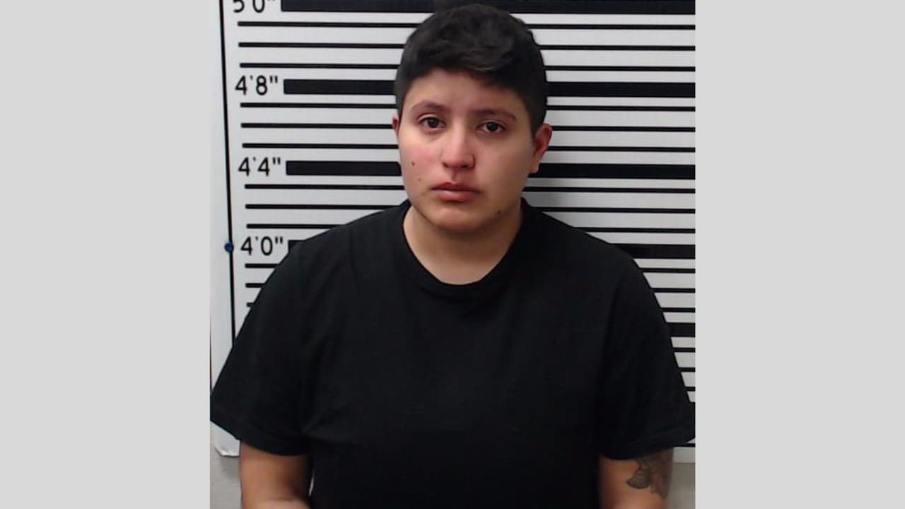 Una oficial de la oficina del Sheriff del Condado Bexar es arrestada por agresión; la despiden por deshonra