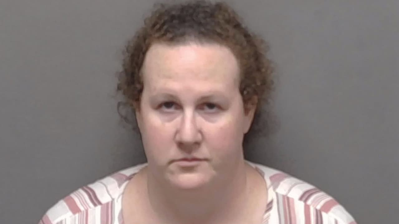 Mujer es arrestada por abandonar a su hija con autismo en el estacionamiento de una cafetería