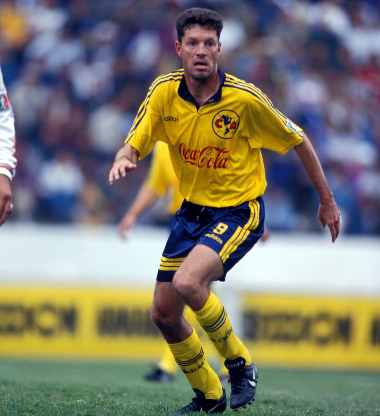 En la fecha 1 del Invierno 97 América debutó en el Corregidora con un 3-2 sobre León. Lo malo para las Águilas, las expulsiones de Sánchez Yacuta y Gutiérrez. Lo positivo, dos goles de Ricardo Peláez.