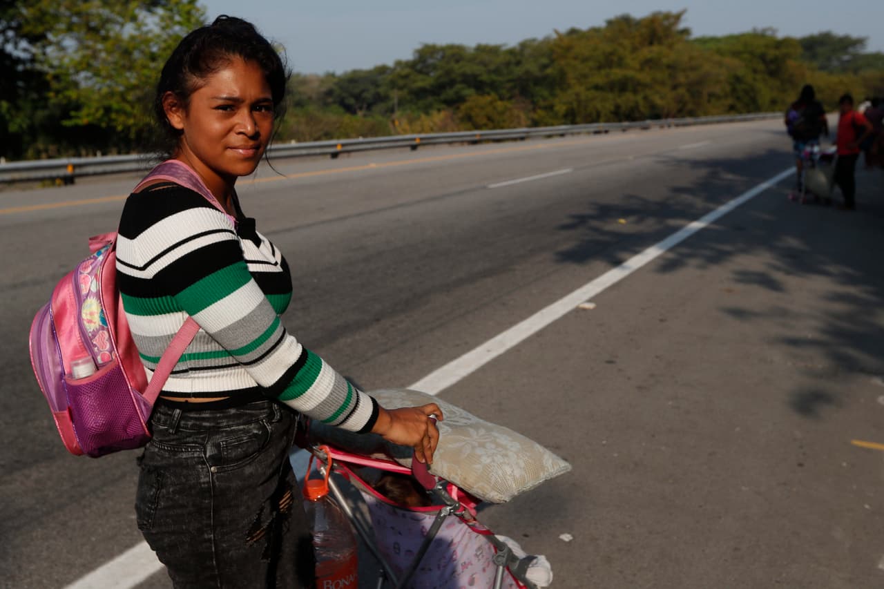 La hondureña Nancy Valladares en su camino por Mapastepec hacia Estados Unidos. Viaja con su marido y sus dos hijas y no han encontrado vehículo que les llevara un tramo del camino. Dijo a AP que
<b>tienen la esperanza de que en EEUU puedan curar a su hija Belén, de dos años, que no camina, no habla y come con dificultad porque nació con microcefalia a consecuencia del Zika.</b>
<br>