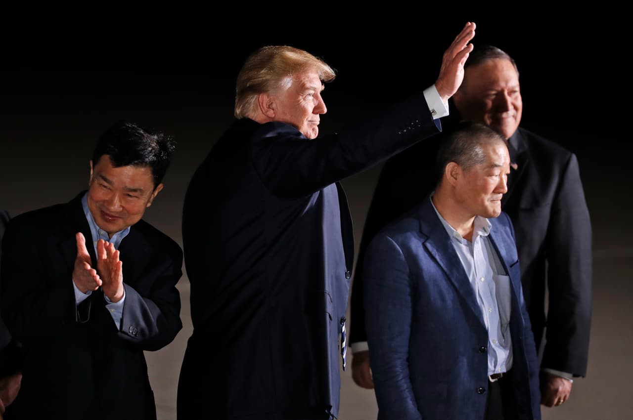 El secretario de Estado, Mike Pompeo, había llegado unos minutos antes que los prisioneros en otro avión y rápidamente fue trasladado hasta el lugar donde esperaba el presidente.