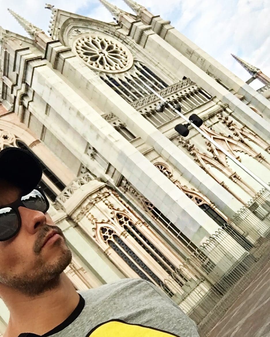 Alejandro Sandí es originario del estado de León, Guanajuato (al centro de México).