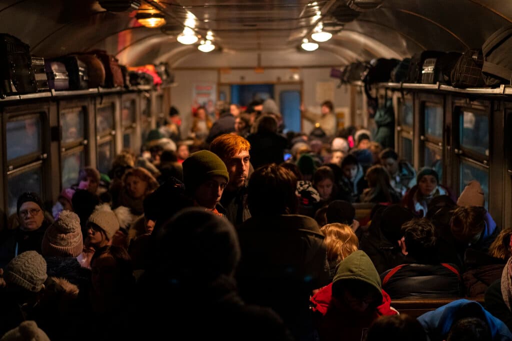 Un vagón del tren repleto de ucranianos que se trasladan de Lviv, en el oeste del país, hacia Polonia.