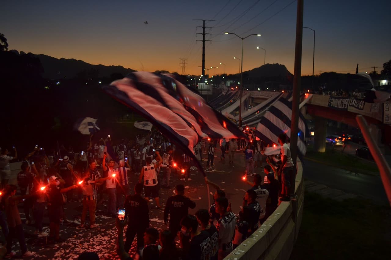 Así recibe la afición de Monterrey a sus jugadores previo a la final de Concacaf Liga de Campeones.