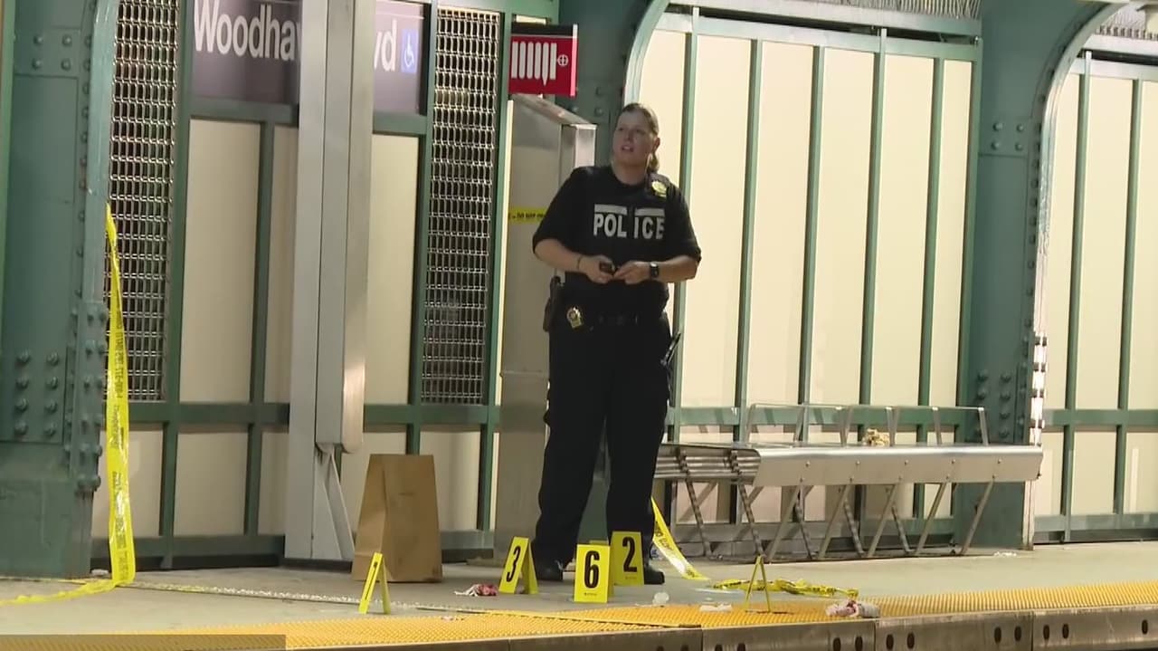 Hombre de 59 años muere apuñalado en tren de Queens; detienen a persona de interés