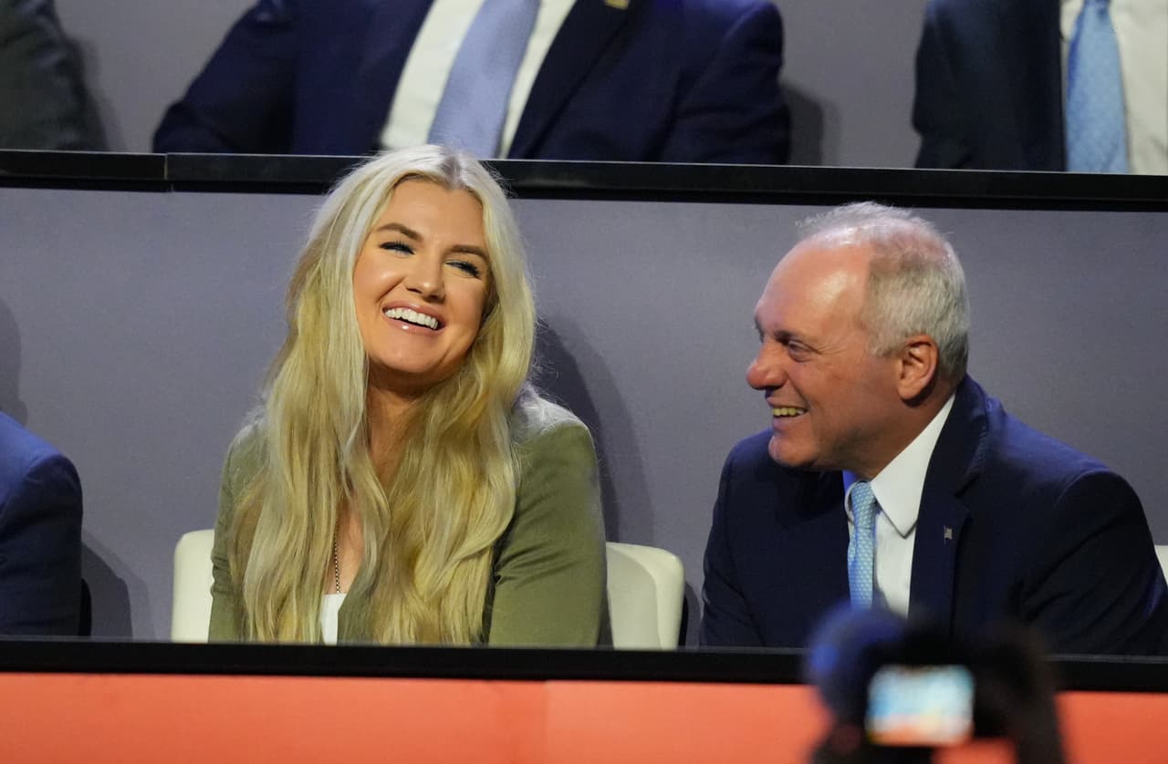 Erika Kirk, directora ejecutiva de Turning Point USA, escucha al presidente Donald Trump mientras habla en la convención republicana el miércoles 9 de septiembre de 2026 en Dallas.