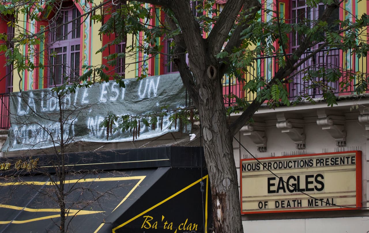 Eagles of Death Metal vuelven con flores a Le Bataclan