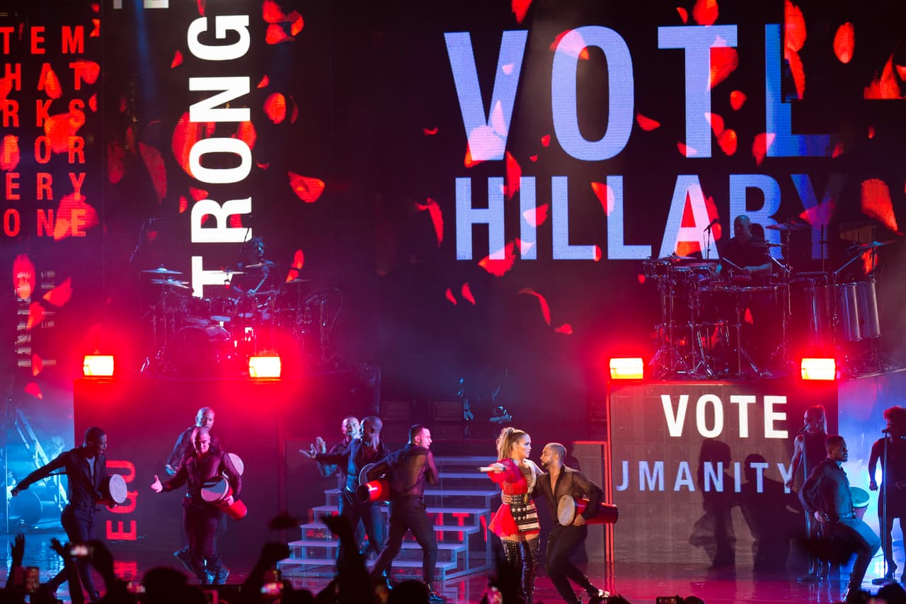 ‘Vota’, una palabra dirigida a los latinos que se mostró en el escenario.