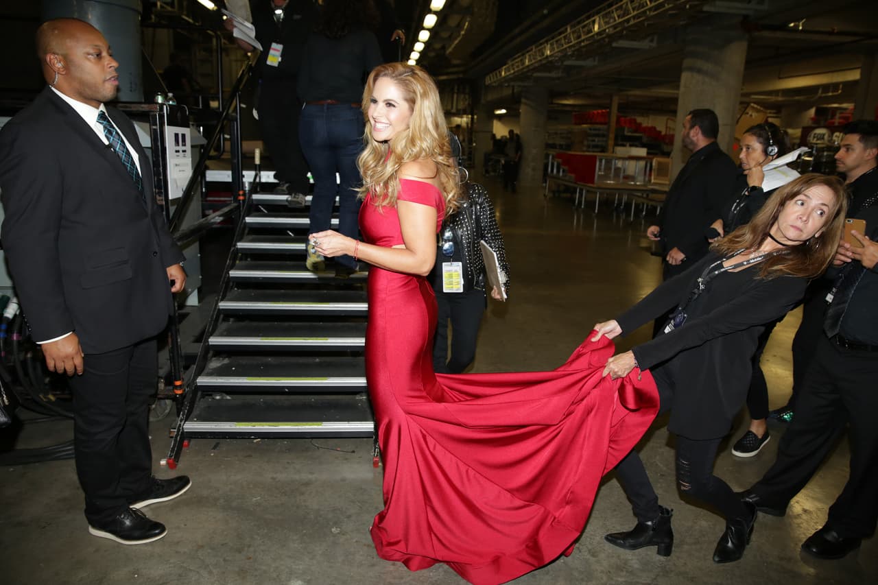 Pero además, la cantante también lució espectacular con este dress al estilo rouge.
