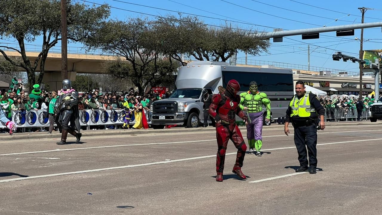 Un grupo de superhéroes sorprendieron a los más pequeños al recorrer las calles
<b>repartiendo sorpresas</b>.