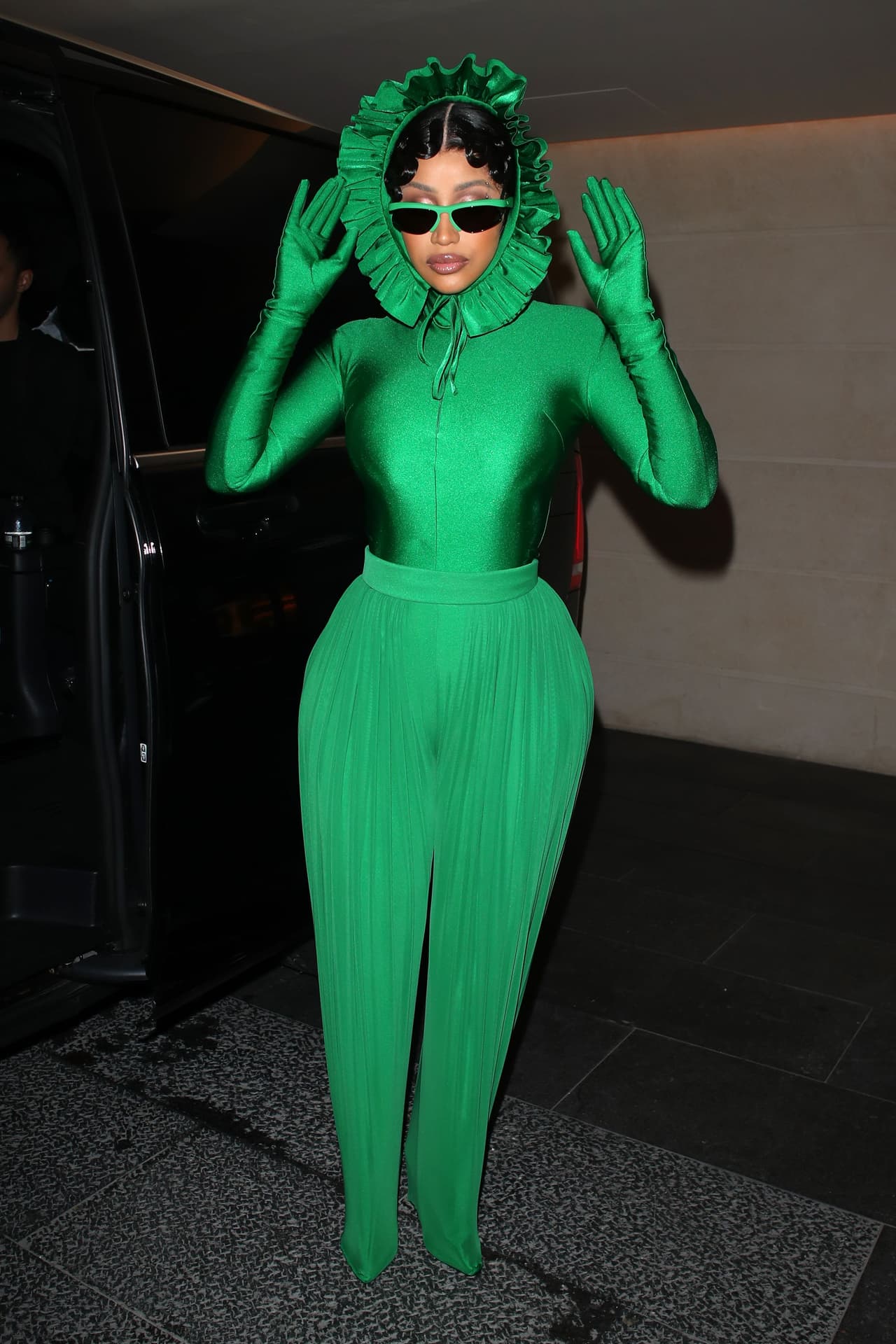 Cardi B se dejó ver este domingo 3 de octubre por las calles parisinas
<b><a href="https://www.univision.com/shows/el-gordo-y-la-flaca/de-stripper-a-fashionista-cardi-b-ha-transformado-sus-looks-con-su-ascenso-a-la-fama-video" target="_blank">con este 'total look' en verde. </a></b>
<br>