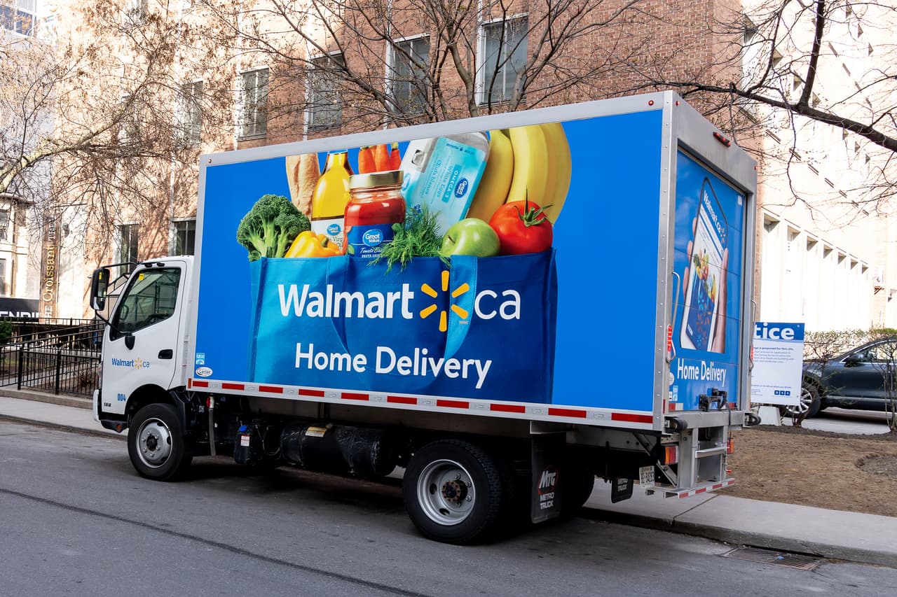 <b>Puesto 17. Walmart INC</b>
<br>
<br>Localización: Estados Unidos.
<br>
<br>Área: consumo discrecional (tiendas minoristas).
<br>
<br>Capitalización de mercado: 383,000 millones de dólares.
<br>
<br>Como punto de comparación, la suma de la capitalización de mercado de las 100 empresas más grandes del mundo en 2021 casi alcanza al PIB combinado de China y Estados Unidos en 2020: 35,700 dólares.
<br>